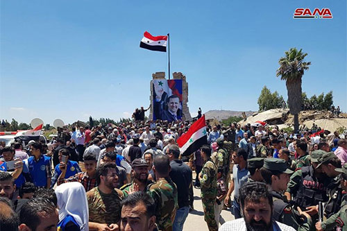Bandera nacional de Siria ondea en la plaza Al-Tahrir Ejército sirio controla totalmente la provincia de Quneitra